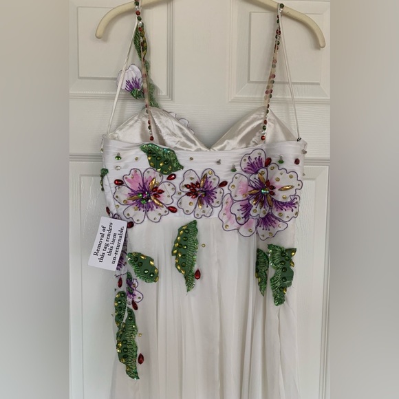 Beautiful white and floral detail gown. - Picture 7 of 9